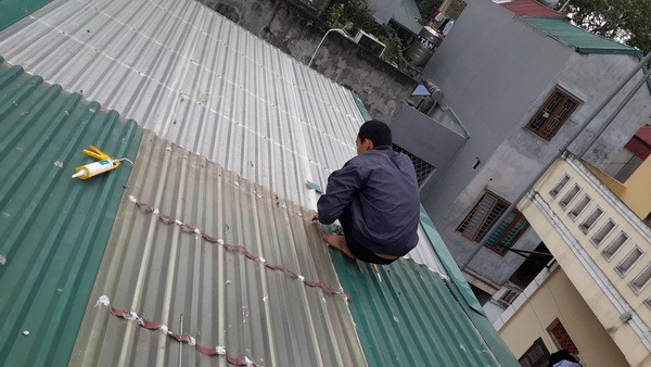 Bắn keo Silicon tại các điểm nối và khe tiếp giáp tường để ngăn nước mưa ngấm ngược