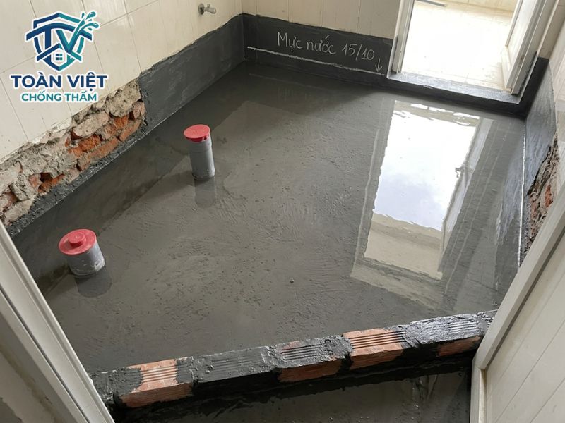 Cách chống thấm nhà vệ sinh cũ không đục gạch, đục nền 2026 9 Ngâm thử nước ngập sàn trong 48 giờ để kiểm tra độ kín khít của lớp chống thấm trước khi lát gạch