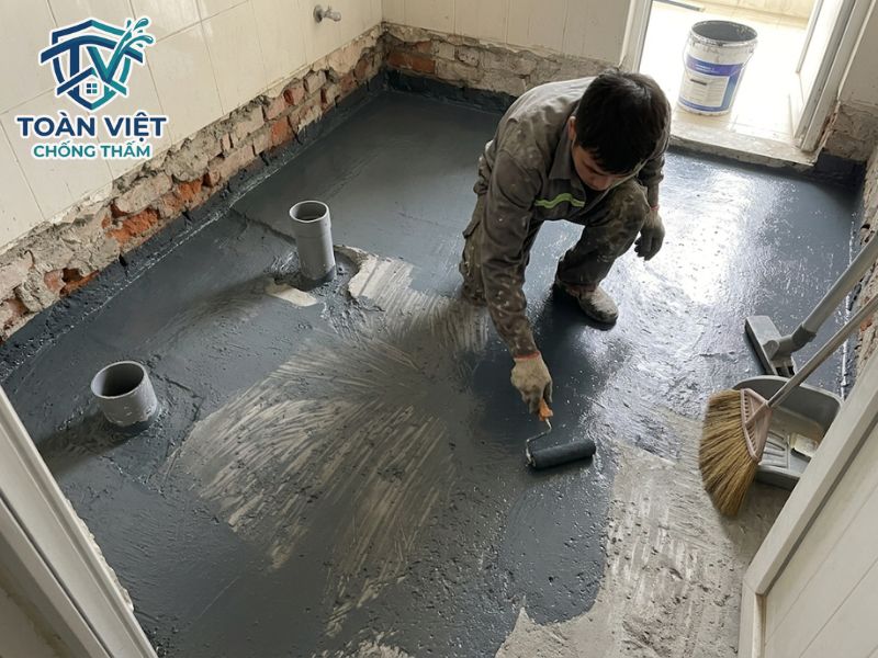 Cách chống thấm nhà vệ sinh cũ không đục gạch, đục nền 2026 7 Quét từ 2 đến 3 lớp vật liệu chống thấm vuông góc nhau, quét cao lên phần chân tường tối thiểu 20cm