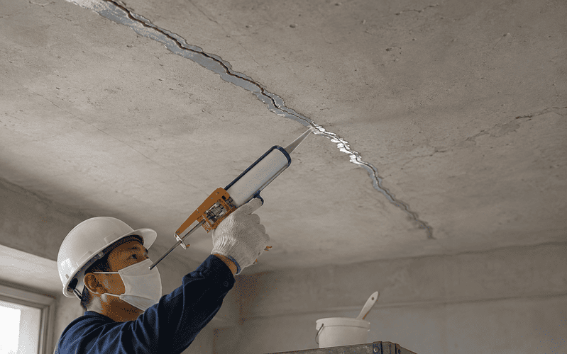 Chống thấm trần nhà bị nứt bằng keo PU hoặc Epoxy