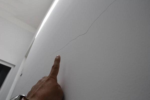 Nhà mới xây bị rạn tường