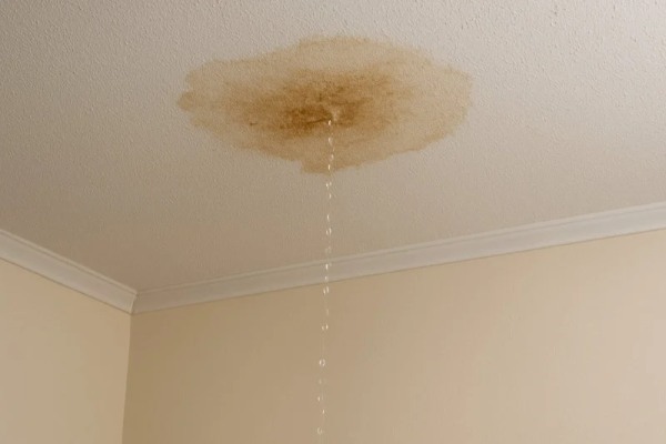 4 dấu hiệu sập trần thạch cao và cách xử lý nhanh 2 Nước rò rỉ phá vỡ liên kết của tấm thạch cao dẫn đến nguy cơ rơi rụng