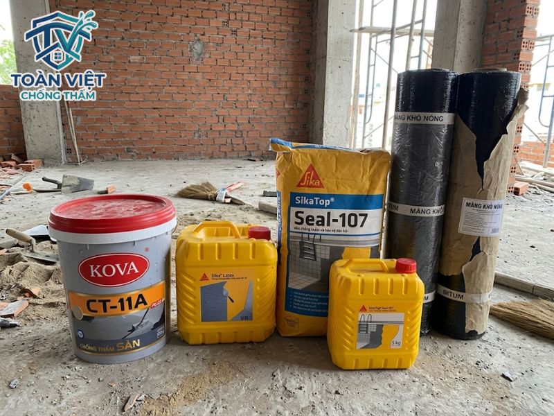 Các vật liệu chống thấm sàn nhà vệ sinh phổ biến gồm Sikatop Seal 107, sơn Kova CT-11A và màng khò nóng Bitum