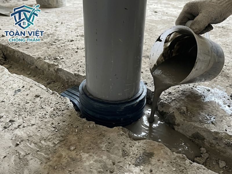 Quấn thanh cao su trương nở quanh cổ ống thoát sàn và đổ vữa không co ngót Sika Grout để bịt kín khe hở