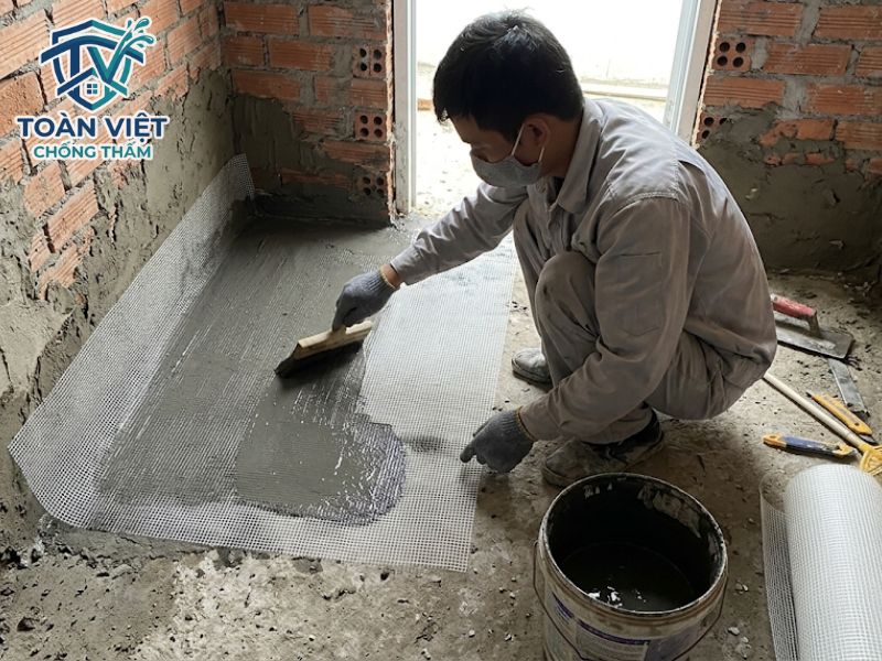 Quét 2 đến 3 lớp Sikatop Seal 107 vuông góc nhau kết hợp dán lưới thủy tinh gia cường cao 20cm tại góc chân tường