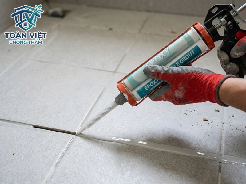 Bơm keo chà ron gốc Epoxy vào khe gạch giúp ngăn nước thấm xuống sàn đối với trường hợp rò rỉ nhẹ qua mạch vữa