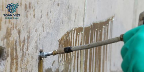 Bơm keo chống thấm khe tiếp giáp hẹp giữa hai nhà phố sát vách 