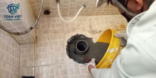 Quá trình xử lý chống thấm cổ ống nhà vệ sinh bằng vật liệu Sika 2 thành phần