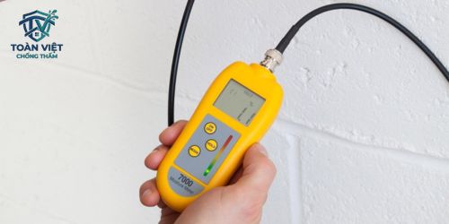 Sử dụng máy đo độ ẩm để dò tìm chính xác nguyên nhân ngầm gây thấm dột
