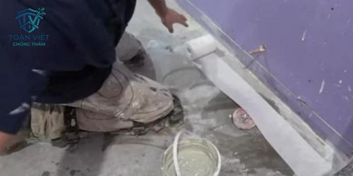 Bảng Giá Chống Thấm Dột Tại Long Biên 2026 | BH 10 Năm 3 Đổ vữa Grout không ngót gia cố chống thấm cho cổ ống xuyên sàn nhà vệ sinh