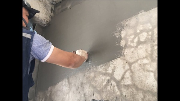 Báo Giá Chống Thấm Tại Hoàn Kiếm Uy Tín Cập Nhật 2026 2 Kỹ thuật viên đang tiến hành quét hóa chất chống thấm ngược cho tường trong nhà