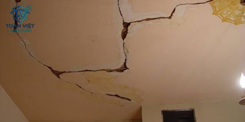 Xử Lý Chống Thấm Trần Nhà Trọn Gói Giá Rẻ Cập Nhật 2026 2 Vết nứt bê tông là nguyên nhân hàng đầu gây thấm dột trần nhà