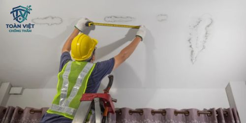 Xử Lý Chống Thấm Trần Nhà Trọn Gói Giá Rẻ Cập Nhật 2026 5 Đo lường mức độ thấm dột trần nhà bằng thiết bị chuyên dụng