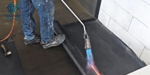 Xử Lý Chống Thấm Trần Nhà Trọn Gói Giá Rẻ Cập Nhật 2026 7 Xử lý chống thấm trần nhà bằng màng khò bitum mang lại hiệu quả