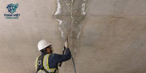 Xử Lý Chống Thấm Trần Nhà Trọn Gói Giá Rẻ Cập Nhật 2026 8 Bơm keo Epoxy chuyên dụng xử lý dứt điểm các vết nứt trần