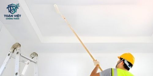 Xử Lý Chống Thấm Trần Nhà Trọn Gói Giá Rẻ Cập Nhật 2026 9 Vệ sinh bề mặt là bước bắt buộc trước khi quét chống thấm