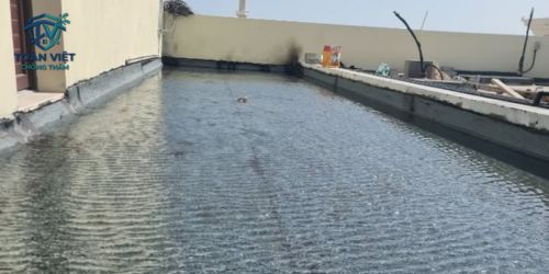 Xử Lý Chống Thấm Trần Nhà Trọn Gói Giá Rẻ Cập Nhật 2026 10 Ngâm nước thử tải trong 48h để nghiệm thu chất lượng chống thấm trần nhà