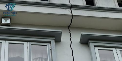 Khe lún hở rộng trên 5cm cần dùng các vật liệu có màng che phủ lớn để ngăn nước lọt xuống
