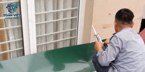 Bơm keo PU trương nở dọc theo mép tôn để khóa chặt mí nứt tiếp giáp