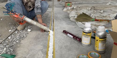 Bơm keo bọt Foam chống thấm khe lún nhà liền kề 