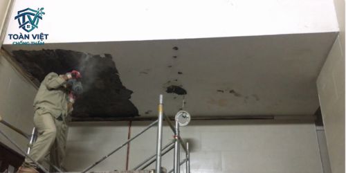 Đục tẩy lớp vữa trát cũ để lộ diện chiều dài và độ rộng của vết nứt kết cấu