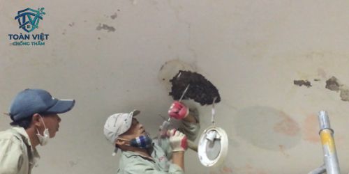 Kỹ thuật khoan chéo 45 độ và lắp đặt kim bơm keo một chiều dọc theo khe nứt