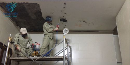 Dùng máy áp lực cao bơm Polyurethane vào hệ thống mao dẫn đến khi keo tràn bề mặt
