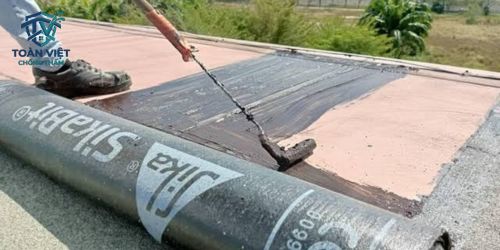 Trải màng khò nhiệt chống thấm triệt để cho sàn mái bê tông lộ thiên