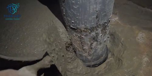 Xử lý chống thấm cổ ống xuyên sàn vệ sinh bằng vữa rót không ngót Sika Grout