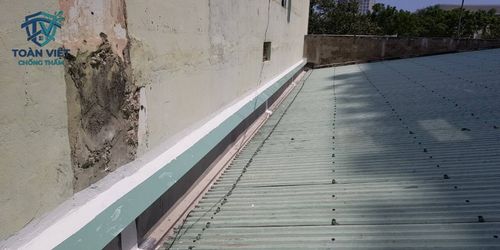 Cách chống thấm ngược tường giáp ranh bằng vật liệu Sika, Intoc 1 Nước mưa ứ đọng tại khe lún hẹp tạo ra áp lực nước thủy tĩnh gây thấm dột