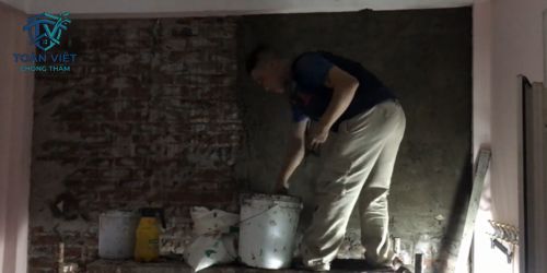 Cách chống thấm ngược tường giáp ranh bằng vật liệu Sika, Intoc 5 Quét sika màng lỏng và trát lớp vữa xi măng mác cao để bảo vệ màng chống thấm