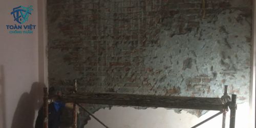 Cách chống thấm ngược tường giáp ranh bằng vật liệu Sika, Intoc 4 Bắt buộc đục bỏ lớp vữa cũ đến tận mạch gạch xây để hóa chất thẩm thấu sâu
