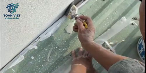Cách chống thấm ngược tường giáp ranh bằng vật liệu Sika, Intoc 6 Đóng tôn ốp khe tiếp giáp giúp che chắn nước mưa chảy trực tiếp vào khe hẹp