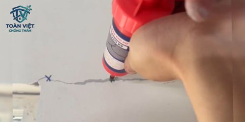 Kỹ thuật cầm súng nghiêng 45 độ để bơm keo lấp đầy tận đáy khe nứt
