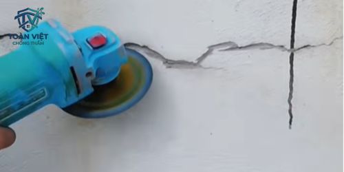 Dùng máy cắt cầm tay rạch khe nứt bê tông thành hình chữ V 