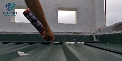 Xịt keo bọt nở PU Foam để lấp đầy các khe hở lớn mép mái tôn 