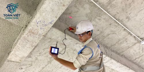 Cách đo chiều rộng và chiều sâu khe nứt để tính khối lượng keo chống thấm cần mua