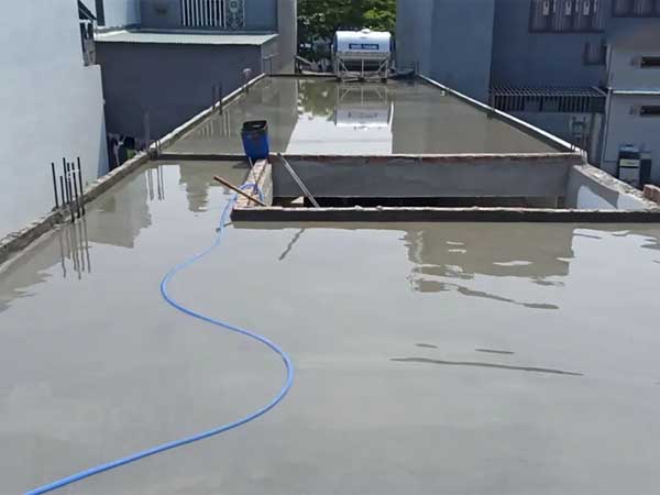Ngâm nước xi măng chống thấm sàn mái