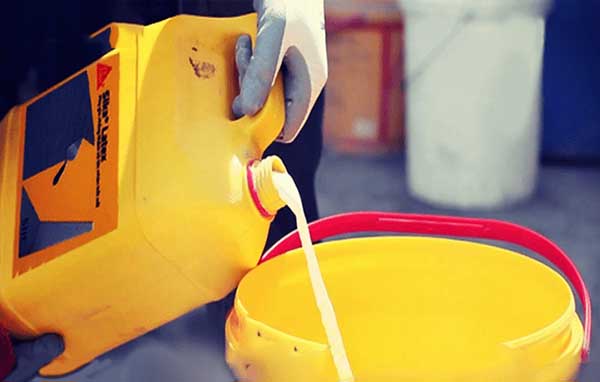 Quy trình chống thấm nhà vệ sinh bằng Sika chi tiết từng bước 5 Pha trộn Sika chống thấm