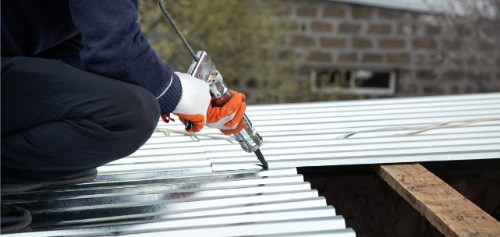 Hướng dẫn xử lý khe hở giữa mái tôn và tường theo độ rộng khe 6 Nghiệm thu phun nước 24h để đảm bảo khe hở mái tôn và tường đã được khóa kín