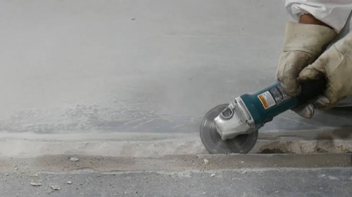 Hướng dẫn xử lý khe hở giữa mái tôn và tường theo độ rộng khe 5 Vệ sinh bề mặt và đục xi măng cũ là bước bắt buộc trước khi chống thấm khe lún