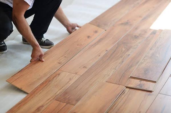 Sàn gỗ bao nhiêu tiền một mét vuông? Bảng giá các loại sàn gỗ 4 Yếu tố ảnh hưởng đến giá sàn gỗ