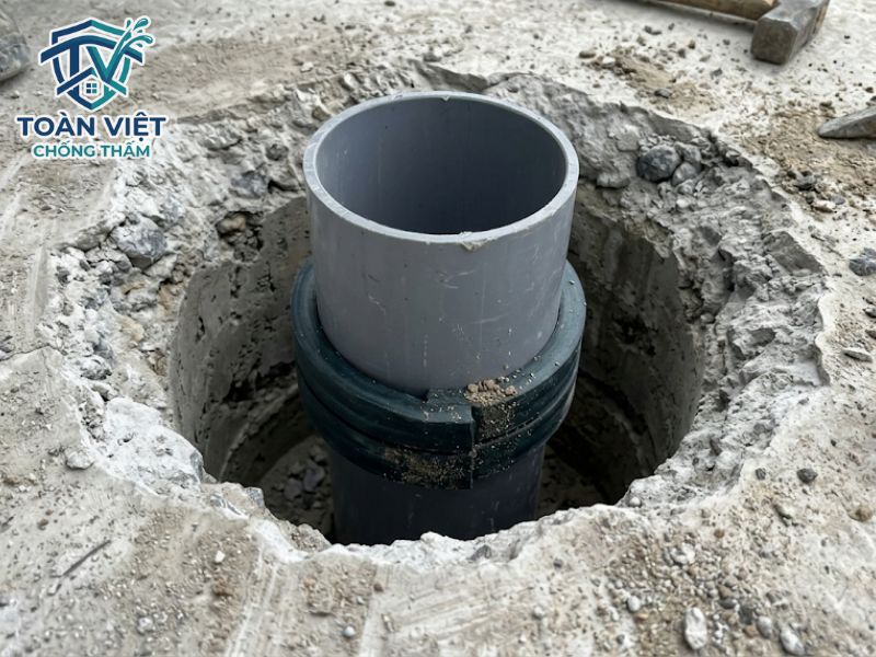 Đục mở rộng và xử lý kỹ khu vực cổ ống thoát nước