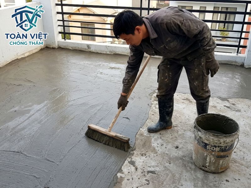 Quét nước xi măng đều tay, lớp thứ 2 quét vuông góc với lớp thứ nhất