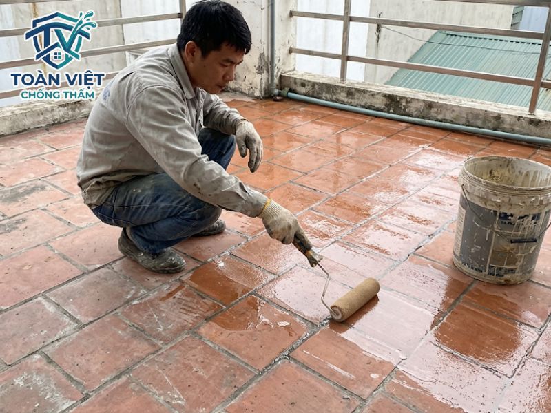 Chống thấm sân thượng đã lát gạch: Khi nào đập, khi nào giữ? 3 Lăn sơn chống thấm PU trong suốt giúp ngăn nước triệt để mà không làm hỏng gạch