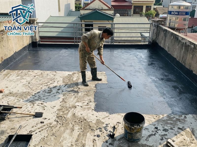 Chống thấm sân thượng đã lát gạch: Khi nào đập, khi nào giữ? 5 Thi công màng chống thấm trực tiếp lên sàn bê tông cốt thép sau khi đục gạch cũ