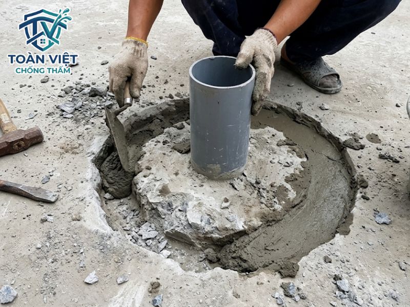 Chống thấm sân thượng đã lát gạch: Khi nào đập, khi nào giữ? 4 Xử lý chống thấm cổ ống thoát nước bằng vữa rót không co ngót