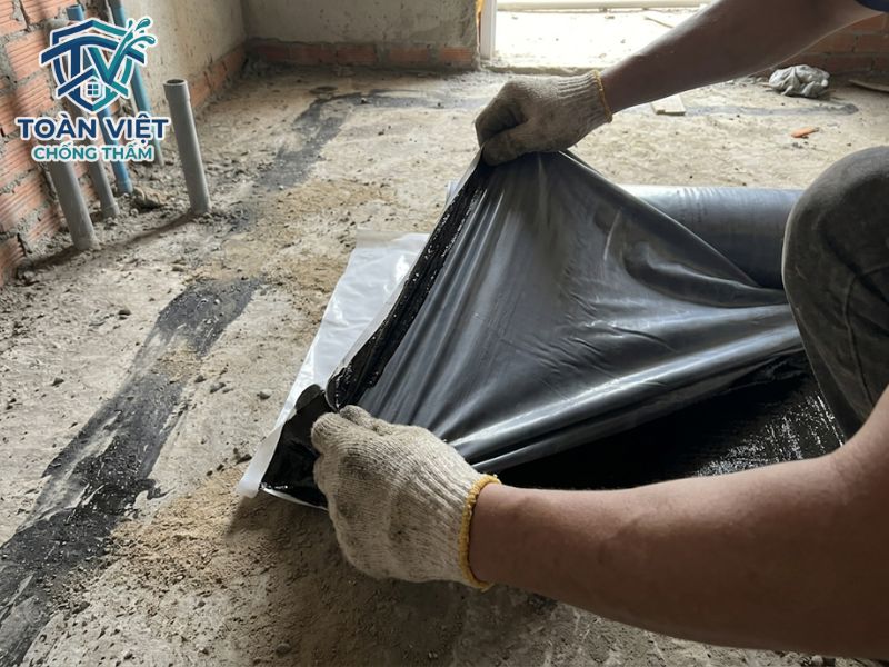 Màng PE có độ đàn hồi cao, giúp che phủ các vết nứt nhỏ trên mặt sàn bê tông
