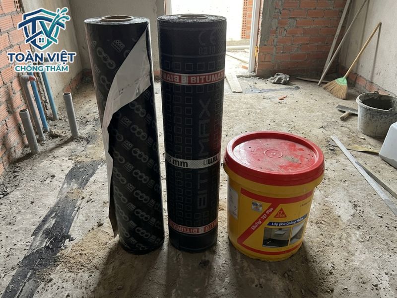 Ba loại vật liệu chống thấm nhà vệ sinh phổ biến: màng PE tự dính, màng khò nóng và Sika