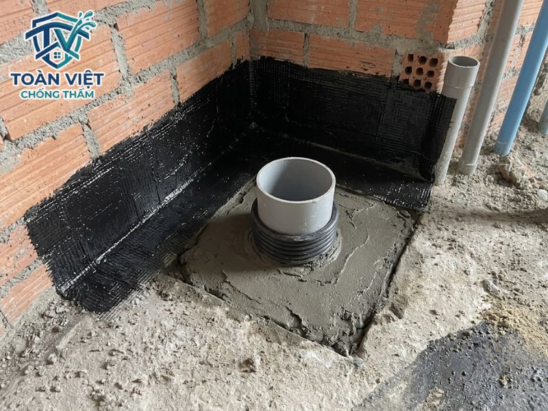 Gia cố cổ ống xuyên sàn bằng vữa không co ngót và dán đệm màng PE quanh miệng ống